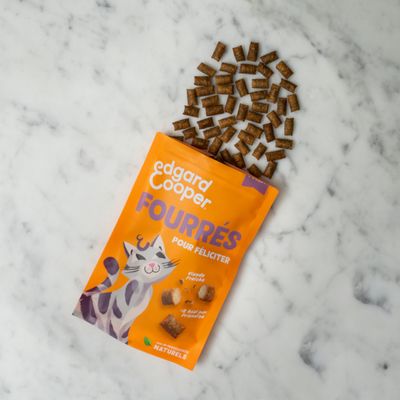 Edgard Cooper Fourrés voor katten, oranje verpakking met snacks met vleesvulling. Tekst: 'Pour féliciter', '100% natuurlijke ingrediënten'.