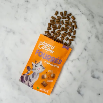 Edgard Cooper Fourrés voor katten, oranje verpakking met snacks met vleesvulling. Tekst: 'Pour féliciter', '100% natuurlijke ingrediënten'.
