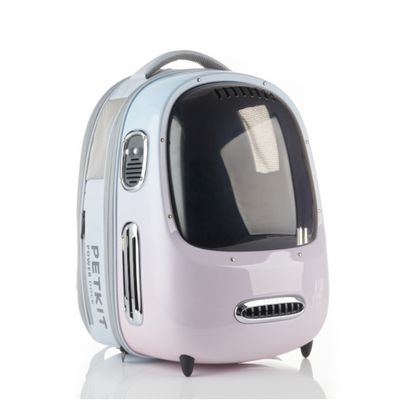 Mochila con ventana transparente y ranuras de ventilación, gato visible en el interior. Diseño blanco y negro con asa y laterales de malla.