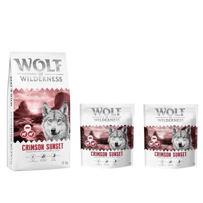 Wolf of Wilderness Logo. Hund springt über moosbedeckte Felsen in einem Wald.