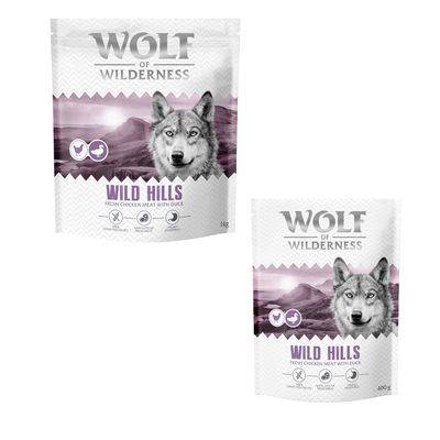 Logo Wolf of Wilderness. Pies skacze przez porośnięte mchem skały w lesie.
