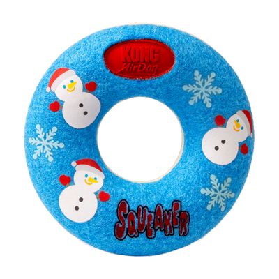 Jouet pour chien en forme d’anneau vert, décoré de bonshommes de neige et flocons, texte visible : KONG AirDog et SQUEAKER.