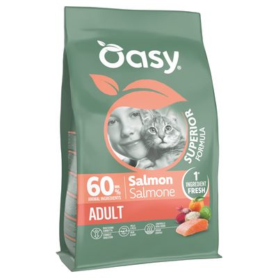 Oasy Superior Formula Adult, 60 % eläinperäisiä ainesosia, tuore lohi ensimmäisenä ainesosana, oikea ruoansulatus, iho ja turkki, hajujen hallinta. Pakkaus, jossa kuva lapsesta ja kissasta.