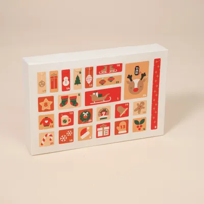 Calendario de Adviento con 24 puertas numeradas, símbolos navideños como reno, regalo, árbol de Navidad y muñeco de nieve en la parte frontal. Calendario de Adviento con 24 puertas numeradas, símbolos navideños como reno, regalo, árbol de Navidad y muñeco de nieve en la parte frontal.