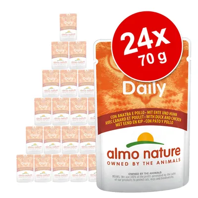 Pachet 24 x 70 g almo nature Daily, hrană cu rață și pui. Text vizibil: „WITH DUCK AND CHICKEN”, „OWNED BY THE ANIMALS”. Ambalaj portocaliu cu imagine de pisică.