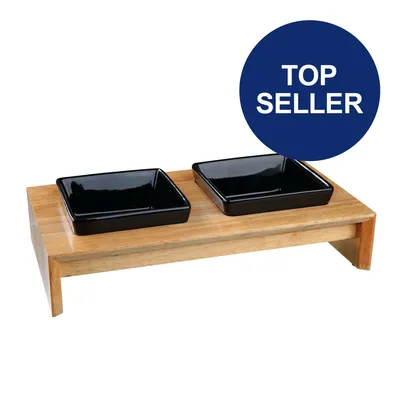 Futternapf-Set mit zwei schwarzen Keramikschalen auf einem erhöhten Holzgestell. Blauer Kreis mit Text 'Top Seller'.