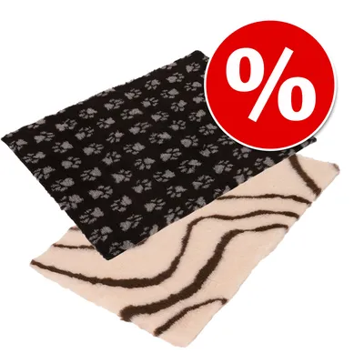Kaksi eläinpeittoa kuvioilla: musta peitto tassunjäljillä ja beige peitto ruskeilla raidoilla. Punainen alennussymboli prosenttimerkillä.