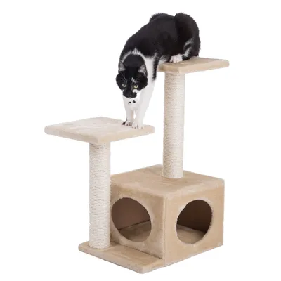 Tiragraffi con due piattaforme, colonne in sisal e una grotta. Gatto nero gioca con il gioco sospeso sul piano superiore.
