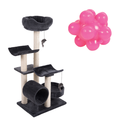 Arbre à chat en tissu beige avec jouet suspendu, quatre balles pour chat colorées (orange, jaune, rose, bleu) et symbole de réduction en pourcentage sur fond rouge.
