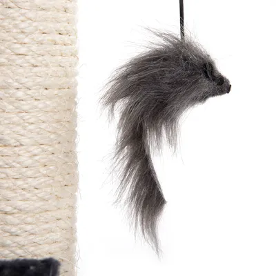 Graues Spielzeug in Form einer Maus mit Fell und langer Schwanz, befestigt an einem Kratzbaum aus Sisal.