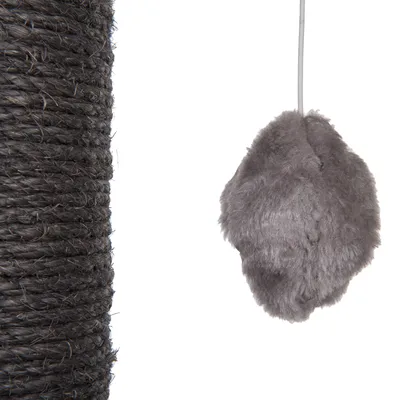 Stâlp de zgâriat din sfoară închisă la culoare și jucărie gri din material textil, agățată cu șnur.