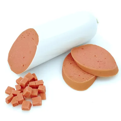 Krmivo pro zvířata ve tvaru klobásy, nakrájené na plátky a kostky pro snadné porcování.
