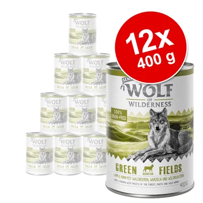 Wolf of Wilderness Green Fields Senior, 12 x 400 g. Widoczne puszki z napisem 100% grain-free, jagnięcina i kurczak z owocami leśnymi, korzeniami i ziołami.
