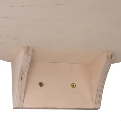 Vedere detaliată a unei îmbinări din lemn cu două șuruburi, realizată din placaj deschis la culoare.