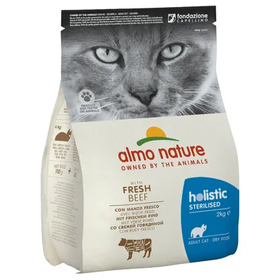 Holistic Sterilised hrană uscată pentru pisici adulte, 2kg, cu vită proaspătă. Ambalajul prezintă detalii despre produs și ilustrație cu o pisică.