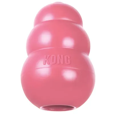 Růžová hračka KONG z odolného materiálu s reliéfním logem KONG, vhodná k plnění pamlsky.