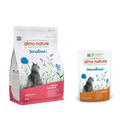 Almo Nature Sterilised Adult Cat droogvoer met verse zalm, 2kg. Verpakking toont een kat en bloemenmotief.