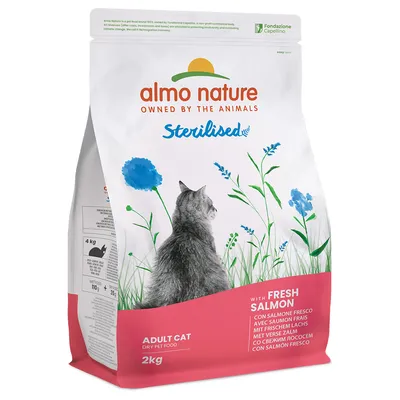 Almo Nature Sterilised Adult Cat crocchette con salmone fresco, 2kg. Confezione con gatto e motivo floreale.