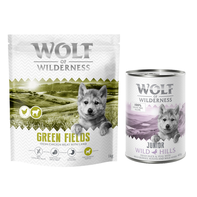 Wolf of Wilderness Green Fields, recette 100 % sans céréales. Sacs et boîte visibles avec texte Bi-nutrition sur rond vert. Texte en anglais : lots of fresh chicken meat with fruits of the forest.