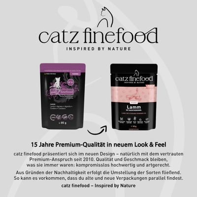catz finefood Lamm im neuen und alten Verpackungsdesign, Hinweis auf nachhaltige Umstellung und gleichbleibende Premium-Qualität seit 2010. Beide Designs können parallel auftreten.