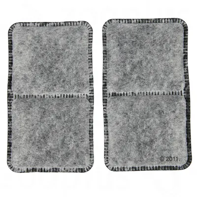 Dos recambios rectangulares de filtro gris divididos en cuatro secciones cada uno, material tipo fieltro visible. Marca © 2011 en la esquina inferior derecha.