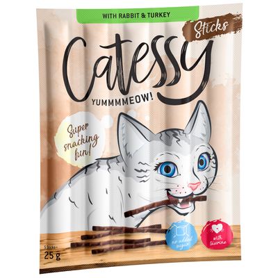 Catessy Sticks cu iepure și curcan, 25g. Fără adaos de zahăr, cu taurină. Ilustrație cu o pisică mâncând un stick.