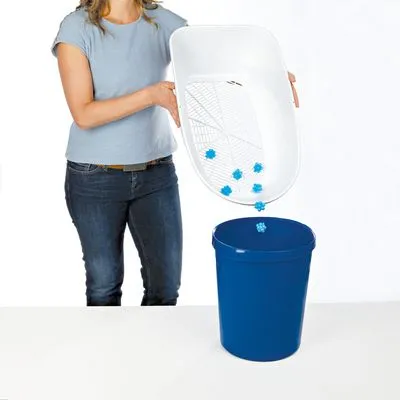 Persoon giet blauwe kunststof balletjes uit een witte zeef in een blauwe emmer. Beide producten zijn van plastic, zonder zichtbare merknaam of tekst.