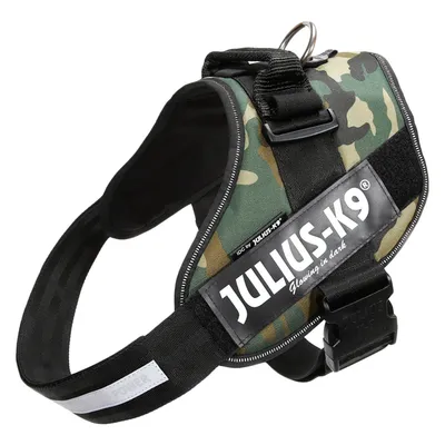 JULIUS-K9 -valjaat, vihreä maastokuvio, heijastava teksti 'Glowing in dark', musta solki ja metallinen kiinnityslenkki. Materiaali: kangas, muovi, metalli.