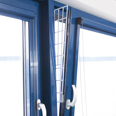 Fensterschutzgitter aus Metall, montiert zwischen gekipptem Fenster und Rahmen, verhindert das Entweichen von Haustieren.