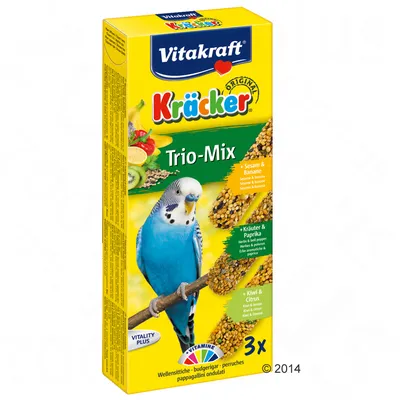 Vitakraft Kräcker Trio-Mix för undulater, 3x smaker: sesam & banan, örter & paprika, kiwi & citrus. Bild på blå undulat och tre fröstänger. Synlig text: VITAMINE, VITALITY PLUS.