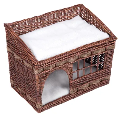 Geflochtener Korb aus braunem Rattan mit weissem Polster, zwei Ebenen und einem Eingangsbogen. Ideal als Schlafplatz oder Versteck für Haustiere.