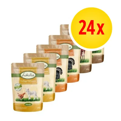 Confezione multipla 24x Lukullus Adult, bustine da 300 g con diverse varianti visibili: Geflügel & Lamm, altre varietà illustrate su ogni confezione.