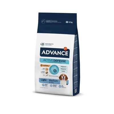 ADVANCE Active Defense Light Medium hondenvoer, 12 kg zak. Tekst: prebiotica, probiotica, vezels. Afbeelding van een hond en voedingspictogrammen zichtbaar op de verpakking.