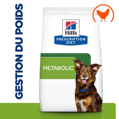 Sac Hill's Prescription Diet Metabolic, mention gestion du poids à gauche, pictogramme poulet en haut à droite, chien visible devant l'emballage. Sac Hill's Prescription Diet Metabolic, mention gestion du poids à gauche, pictogramme poulet en haut à droite, chien visible devant l'emballage.