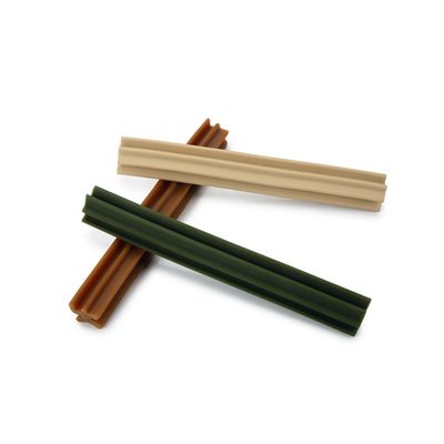 Beeztees Veggie Snack Süsskartoffel, glutenfrei. Packung mit mehrfarbigen Kausticks für Hunde.