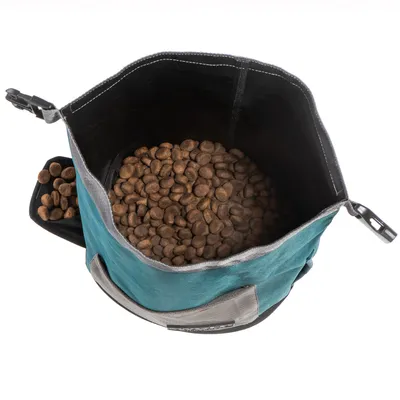 Öppnad foderpåse med bruna torrfoderbitar, extra sidofack för snacks synligt.
