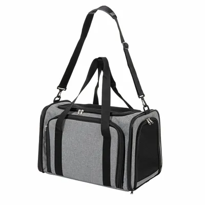 Sac de transport pour animaux en tissu gris avec anses noires, bandoulière réglable, poches zippées et panneaux latéraux en maille noire. Sac de transport pour animaux en tissu gris avec anses noires, bandoulière réglable, poches zippées et panneaux latéraux en maille noire.