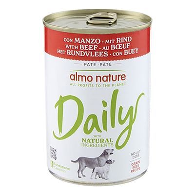 Blik almo nature Daily hondenvoer, met rundvlees. Tekst: 'all profits to the planet', 'with natural ingredients', 'adult dog', 'grain free recipe'. Afbeelding van twee honden op het etiket.