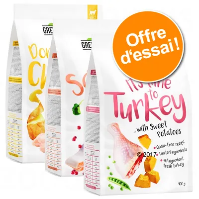Trois sacs de croquettes Greenwoods, variétés visibles : dinde avec patates douces, offre d’essai indiquée sur un cercle orange. Tableaux nutritionnels imprimés sur chaque emballage. Trois sacs de croquettes Greenwoods, variétés visibles : dinde avec patates douces, offre d’essai indiquée sur un cercle orange. Tableaux nutritionnels imprimés sur chaque emballage.