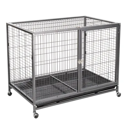 Gabbia in metallo con pareti a griglia, porta con serratura e ruote. Forma rettangolare, adatta per la sistemazione sicura di animali.