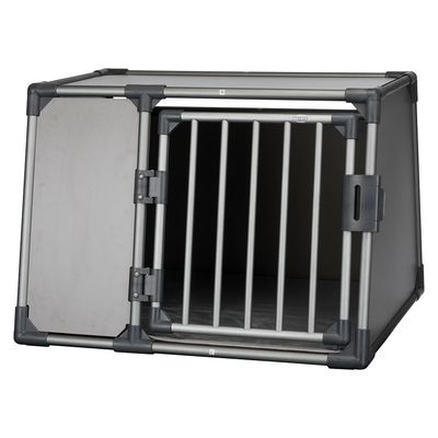 Transportbox van metaal met traliedeur en afgeschuinde zijkanten, deur aan de voorkant, binnenruimte leeg.