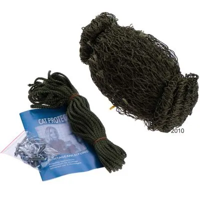 Set mit grünem Netz, Seil, Befestigungsmaterial und Anleitung mit sichtbarem Text 'CAT PROTECT' und 'MONTAGE ANLEITUNG'.