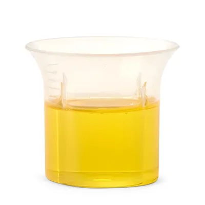 Bicchiere dosatore trasparente in plastica con liquido giallo all'interno, senza etichette o marchi visibili.