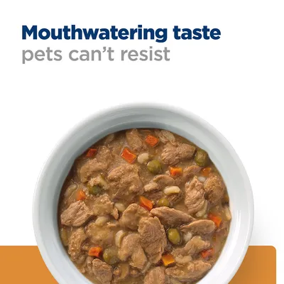Zdjelica mokre hrane za kućne ljubimce s komadićima mesa, mrkve i graška. Tekst na engleskom: Mouthwatering taste pets can't resist.