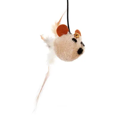 Juguete colgante para gatos con forma de ratón, cuerpo de felpa beige, orejas marrones, detalles negros y cola de plumas blancas. Suspendido por un cordón negro.