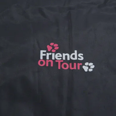 Friends on Tour надпис с червени и бели лапи на черен фон.