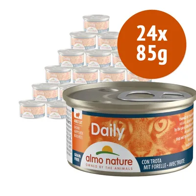 24x85g Almo Nature Daily, alimento umido per gatti adulti con trota. Lattine visibili con etichetta arancione e scritta 'grain free'.
