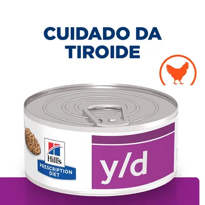 Hill's Prescription Diet y/d, lata com rótulo roxo. Texto visível: 'Cuidado da tiroide'. Ícone de galinha laranja à direita.
