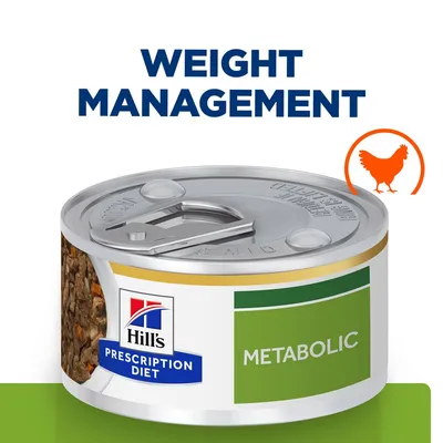 Hill's Prescription Diet Metabolic konzerv, zöld címkével. Felirat: WEIGHT MANAGEMENT. Narancssárga csirke sziluett látható.