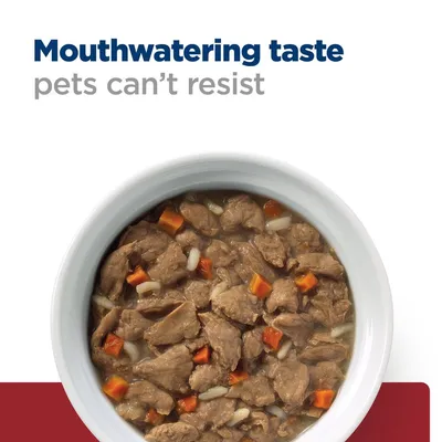Tekst na slici: 'Mouthwatering taste pets can't resist'. Prikaz zdjele s komadićima mesa, mrkvom i rižom u umaku. Tekst je na engleskom jeziku.